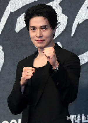 「自宅侵入・機内接近」…イ・ドンウク 過激ファンに法的対応