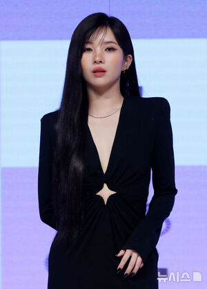 【フォト】i-dleソヨン、魅惑的な黒の装い