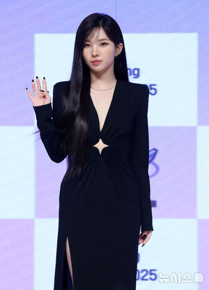 【フォト】i-dleソヨン、魅惑的な黒の装い