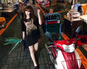 【フォト】LE SSERAFIM、クールな装いで白菜・ネギ・買い物かごを手に…「SPAGHETTI」コンセプトフォト第3弾