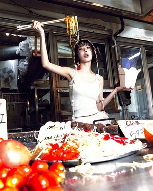 【フォト】LE SSERAFIM、クールな装いで白菜・ネギ・買い物かごを手に…「SPAGHETTI」コンセプトフォト第3弾