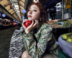 【フォト】LE SSERAFIM、クールな装いで白菜・ネギ・買い物かごを手に…「SPAGHETTI」コンセプトフォト第3弾