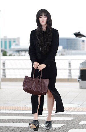 【フォト】MEOVVスイン、美脚見せつけながらシンガポールへ