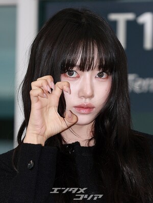 【フォト】MEOVVスイン、美脚見せつけながらシンガポールへ