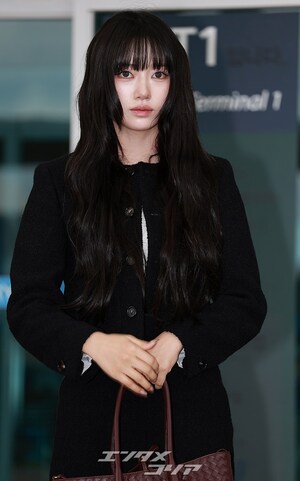 【フォト】MEOVVスイン、美脚見せつけながらシンガポールへ