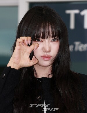 【フォト】MEOVVスイン、美脚見せつけながらシンガポールへ