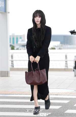 【フォト】MEOVVスイン、美脚見せつけながらシンガポールへ