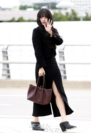 【フォト】MEOVVスイン、美脚見せつけながらシンガポールへ