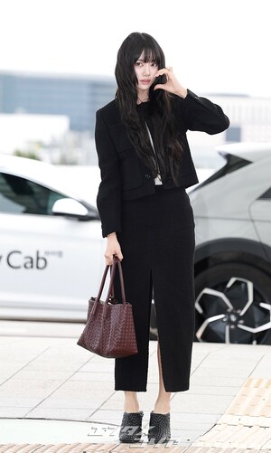 【フォト】MEOVVスイン、美脚見せつけながらシンガポールへ