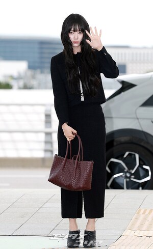 【フォト】MEOVVスイン、美脚見せつけながらシンガポールへ