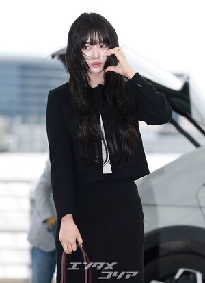 【フォト】MEOVVスイン、美脚見せつけながらシンガポールへ