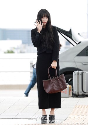 【フォト】MEOVVスイン、美脚見せつけながらシンガポールへ