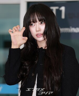 【フォト】MEOVVスイン、美脚見せつけながらシンガポールへ