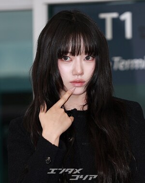 【フォト】MEOVVスイン、美脚見せつけながらシンガポールへ