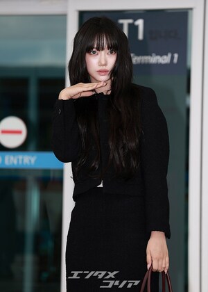 【フォト】MEOVVスイン、美脚見せつけながらシンガポールへ