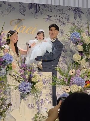 パク・スホンの娘の満1歳の誕生祝い、芸能界の仲間たちが総出動