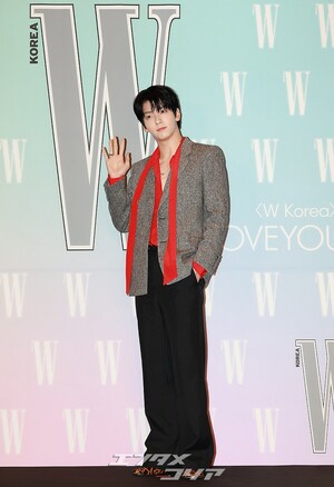 【フォト】TXTスビン、真っ赤なシャツにドキッ