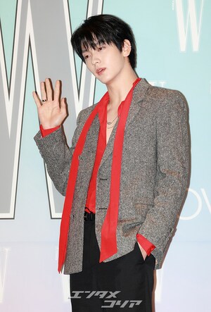 【フォト】TXTスビン、真っ赤なシャツにドキッ