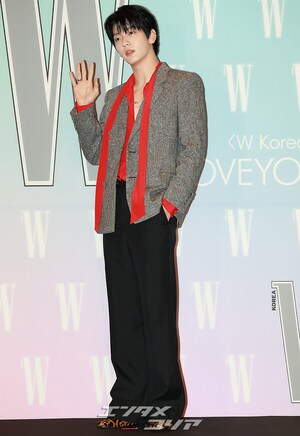 【フォト】TXTスビン、真っ赤なシャツにドキッ