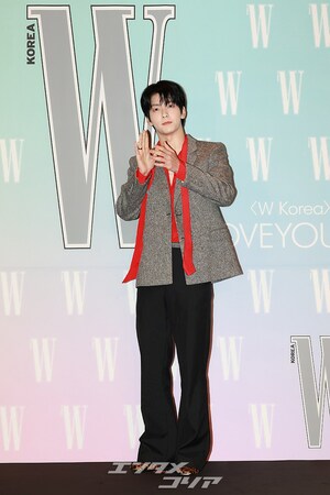 【フォト】TXTスビン、真っ赤なシャツにドキッ