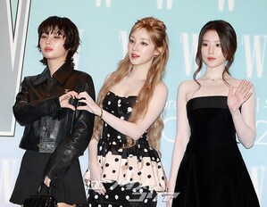 【フォト】i-dle、ブラック＆ドットで完成したクラシカルなコーデ