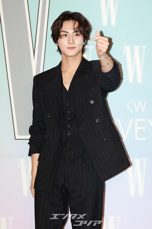 【フォト】ENHYPENジョンウォン、グリーンの靴がポイント