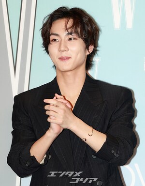 【フォト】ENHYPENジョンウォン、グリーンの靴がポイント