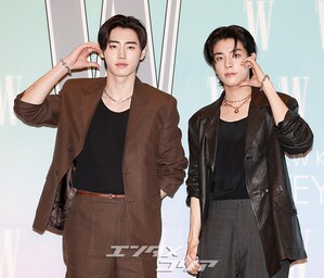 【フォト】ENHYPENのソンフン＆ジェイク、二人でハートのポーズ