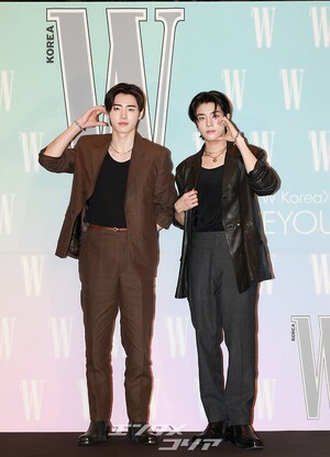 【フォト】ENHYPENのソンフン＆ジェイク、二人でハートのポーズ