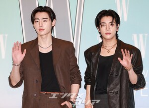 【フォト】ENHYPENのソンフン＆ジェイク、二人でハートのポーズ
