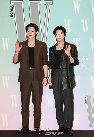 【フォト】ENHYPENのソンフン＆ジェイク、二人でハートのポーズ