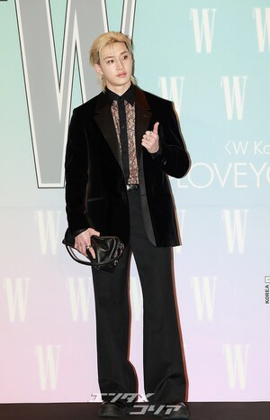 【フォト】Stray Kidsバンチャン、レースのシャツに視線集中