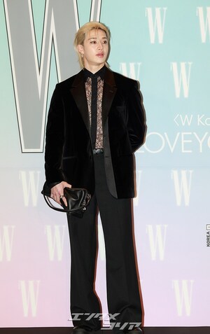 【フォト】Stray Kidsバンチャン、レースのシャツに視線集中