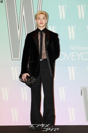 【フォト】Stray Kidsバンチャン、レースのシャツに視線集中