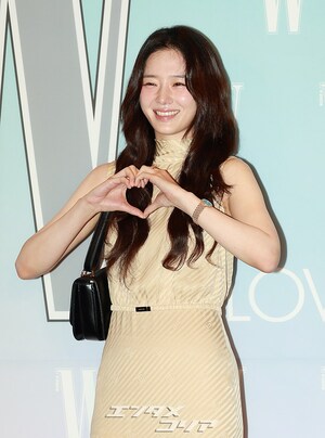 【フォト】パク・ギュヨン、愛らしいイエローワンピ姿でにっこり