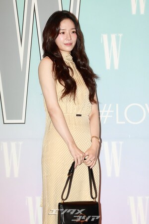 【フォト】パク・ギュヨン、愛らしいイエローワンピ姿でにっこり