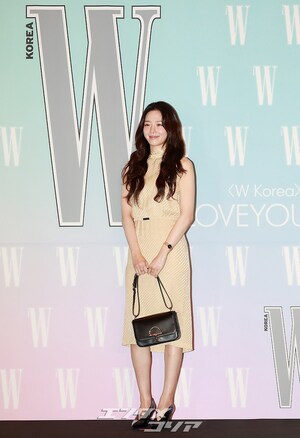 【フォト】パク・ギュヨン、愛らしいイエローワンピ姿でにっこり