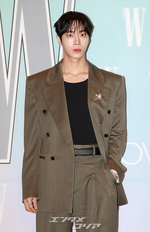 【フォト】チュ・ヨンウ、おしゃれなスーツ姿でシックにあいさつ
