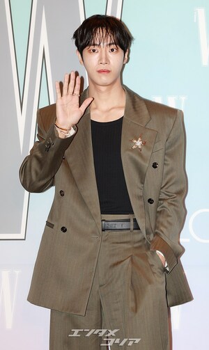 【フォト】チュ・ヨンウ、おしゃれなスーツ姿でシックにあいさつ