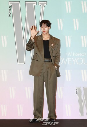 【フォト】チュ・ヨンウ、おしゃれなスーツ姿でシックにあいさつ