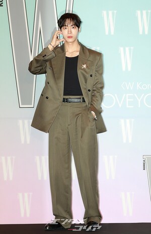 【フォト】チュ・ヨンウ、おしゃれなスーツ姿でシックにあいさつ