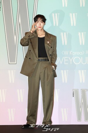 【フォト】チュ・ヨンウ、おしゃれなスーツ姿でシックにあいさつ