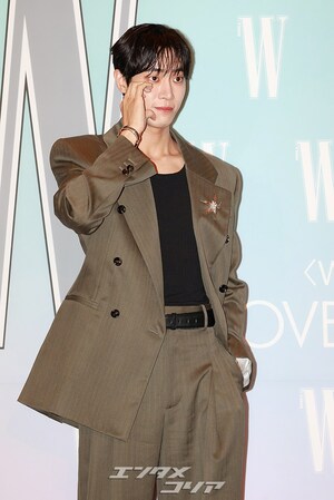 【フォト】チュ・ヨンウ、おしゃれなスーツ姿でシックにあいさつ
