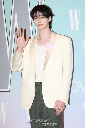 【フォト】ウエットヘアのビョン・ウソク、吸い込まれそうな眼差し