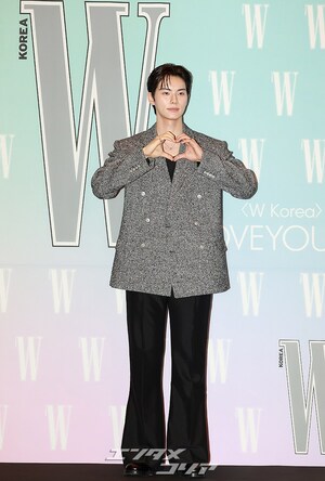 【フォト】身長190センチで並外れた体格のイ・チェミン、きょうはスイートに