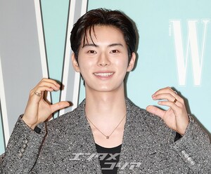 【フォト】身長190センチで並外れた体格のイ・チェミン、きょうはスイートに