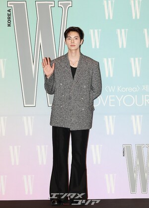 【フォト】身長190センチで並外れた体格のイ・チェミン、きょうはスイートに