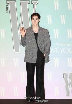 【フォト】身長190センチで並外れた体格のイ・チェミン、きょうはスイートに