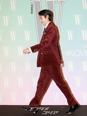 【フォト】イ・ミンホ、なかなか着こなせないバーガンディのスーツもバッチリ