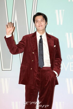 【フォト】イ・ミンホ、なかなか着こなせないバーガンディのスーツもバッチリ